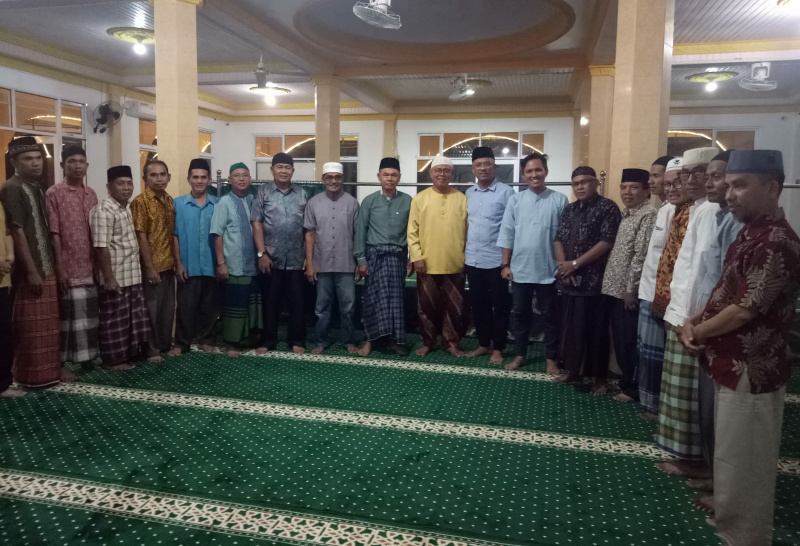Perwakilan Yayasan Darianis Yatim Aganda Armen bersama pengurus masjid Alhuda.(ist).